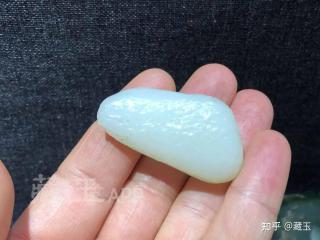 它是和田玉里产量最稀缺的一种油性顶级很多人还是第一次见